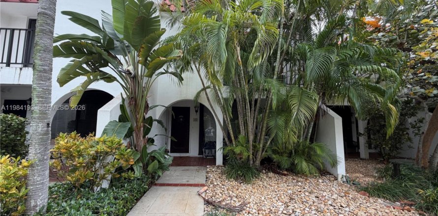 Townhouse in Key Biscayne, Florida 2 bedrooms, 130.43 sq.m. № 2046706