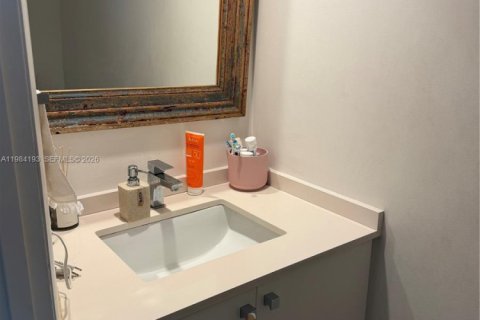 Townhouse in Key Biscayne, Florida 2 bedrooms, 130.43 sq.m. № 2046706 - photo 13