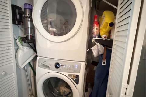 Townhouse in Key Biscayne, Florida 2 bedrooms, 130.43 sq.m. № 2046706 - photo 15