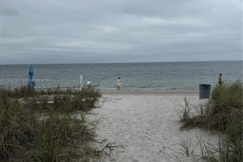 Townhouse in Key Biscayne, Florida 2 bedrooms, 130.43 sq.m. № 2046706 - photo 16