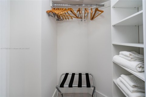 Condo in Hollywood, Florida, 2 bedrooms  № 1980284 - photo 20