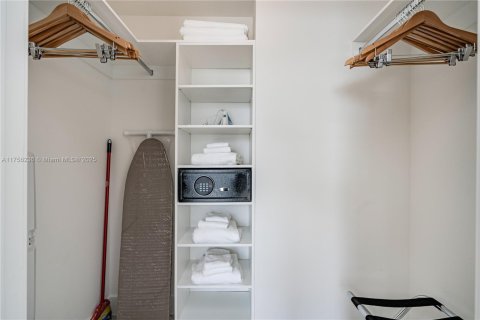 Condo in Hollywood, Florida, 2 bedrooms  № 1980284 - photo 19