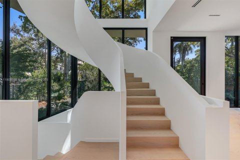 Casa en venta en Miami, Florida, 6 dormitorios, 583.52 m2 № 1970332 - foto 12