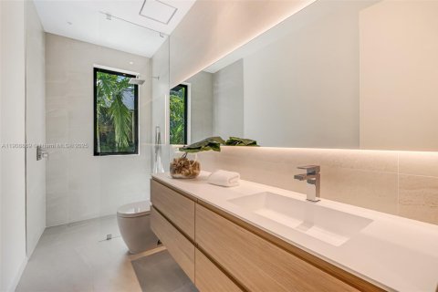 Casa en venta en Miami, Florida, 6 dormitorios, 583.52 m2 № 1970332 - foto 21