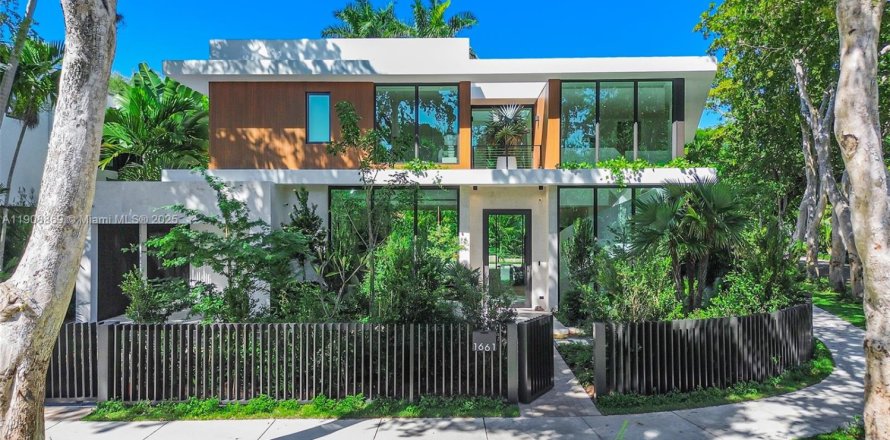 Casa en Miami, Florida 6 dormitorios, 583.52 m2 № 1970332