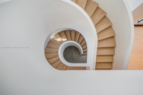 Casa en venta en Miami, Florida, 6 dormitorios, 583.52 m2 № 1970332 - foto 13