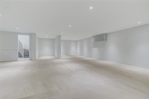 Casa en venta en Miami, Florida, 6 dormitorios, 583.52 m2 № 1970332 - foto 25