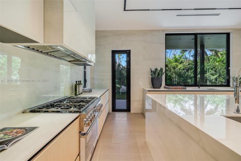 Casa en venta en Miami, Florida, 6 dormitorios, 583.52 m2 № 1970332 - foto 11