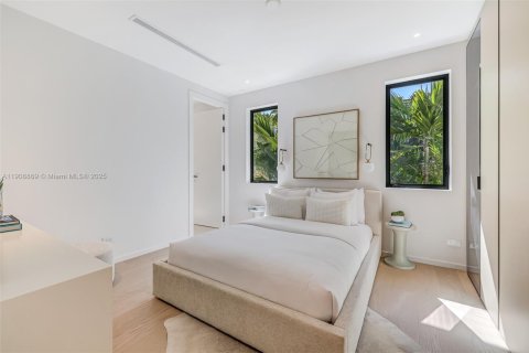 Casa en venta en Miami, Florida, 6 dormitorios, 583.52 m2 № 1970332 - foto 22