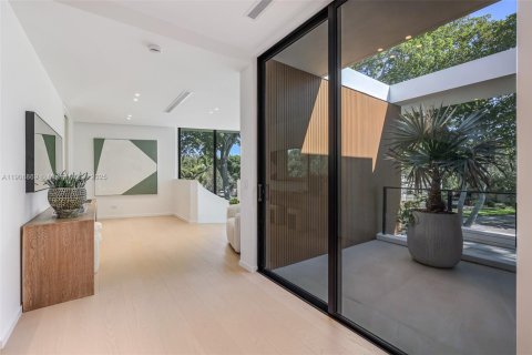 Casa en venta en Miami, Florida, 6 dormitorios, 583.52 m2 № 1970332 - foto 19