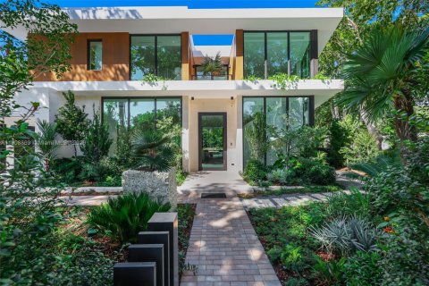 Casa en venta en Miami, Florida, 6 dormitorios, 583.52 m2 № 1970332 - foto 2