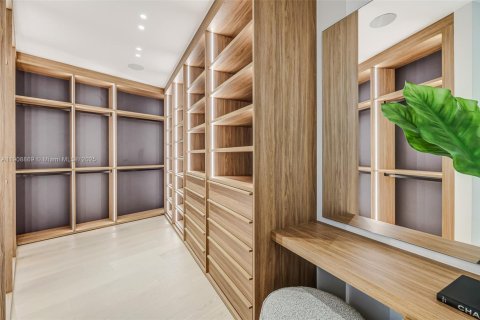 Casa en venta en Miami, Florida, 6 dormitorios, 583.52 m2 № 1970332 - foto 17