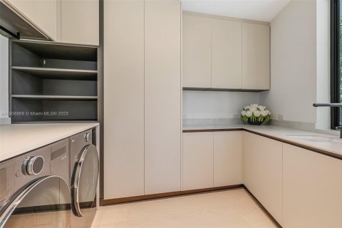 Casa en venta en Miami, Florida, 6 dormitorios, 583.52 m2 № 1970332 - foto 24