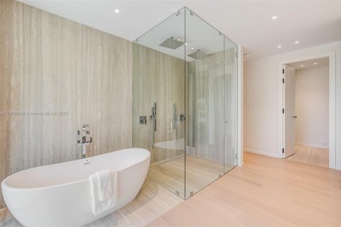Casa en venta en Miami, Florida, 6 dormitorios, 583.52 m2 № 1970332 - foto 16