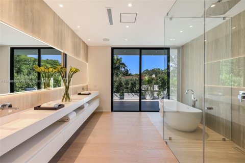 Casa en venta en Miami, Florida, 6 dormitorios, 583.52 m2 № 1970332 - foto 15