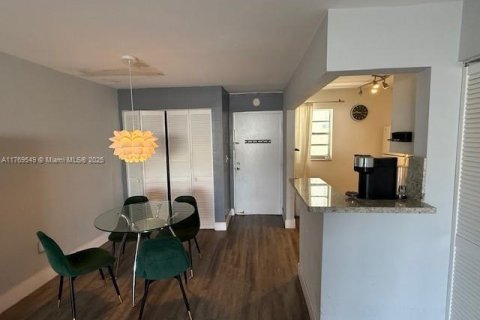 Condo in Miami Beach, Florida, 1 bedroom  № 1699996 - photo 10
