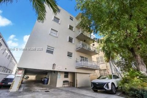 Condo in Miami Beach, Florida, 1 bedroom  № 1699996 - photo 1