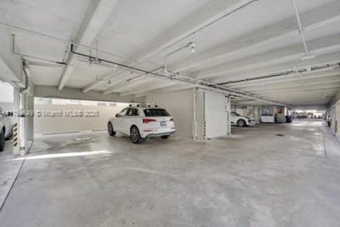 Condo in Miami Beach, Florida, 1 bedroom  № 1699996 - photo 18