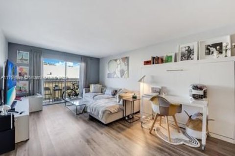 Condo in Miami Beach, Florida, 1 bedroom  № 1699996 - photo 9