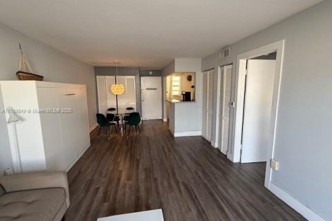 Condo in Miami Beach, Florida, 1 bedroom  № 1699996 - photo 4