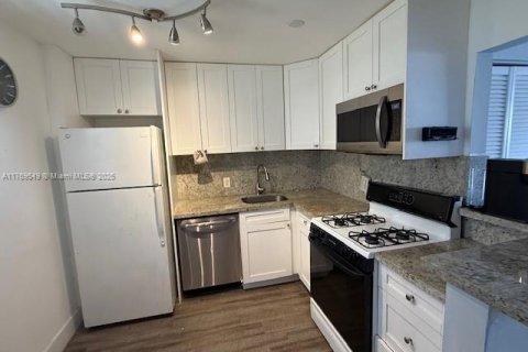 Condo in Miami Beach, Florida, 1 bedroom  № 1699996 - photo 3