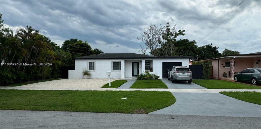 House in Miami, Florida 5 bedrooms, 143.35 sq.m. № 2013331