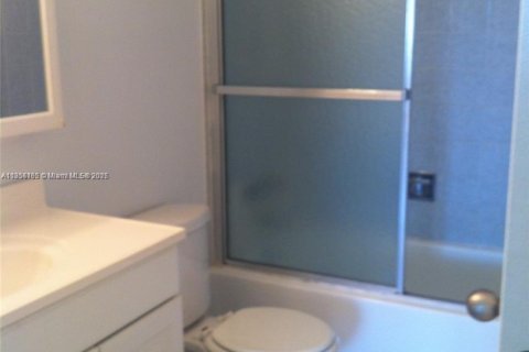 Condo in Hallandale Beach, Florida, 1 bedroom  № 1880134 - photo 24