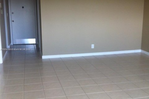 Condo in Hallandale Beach, Florida, 1 bedroom  № 1880134 - photo 13
