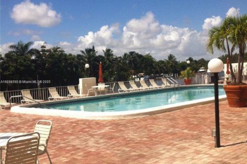 Condo in Hallandale Beach, Florida, 1 bedroom  № 1880134 - photo 5