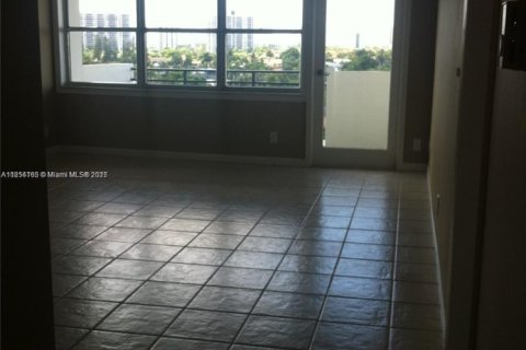 Condo in Hallandale Beach, Florida, 1 bedroom  № 1880134 - photo 12