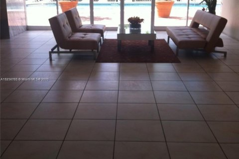 Condo in Hallandale Beach, Florida, 1 bedroom  № 1880134 - photo 4