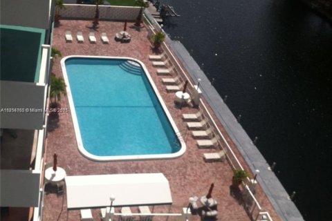 Condo in Hallandale Beach, Florida, 1 bedroom  № 1880134 - photo 19