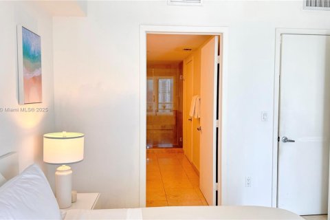 Condo in Miami, Florida, 1 bedroom  № 2035435 - photo 11