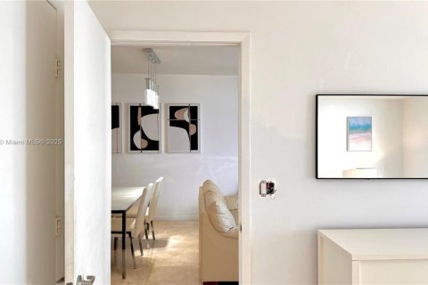 Condo in Miami, Florida, 1 bedroom  № 2035435 - photo 22