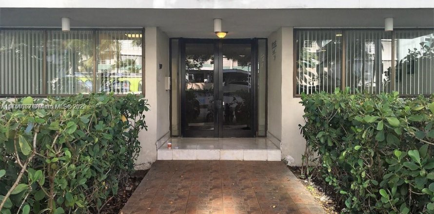 Condominio en Miami Beach, Florida, 1 dormitorio  № 1983341
