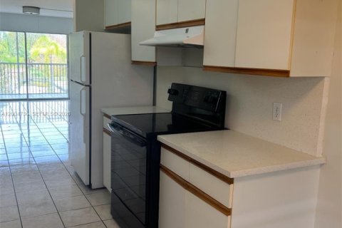 Condo in Pembroke Pines, Florida, 2 bedrooms  № 2068737 - photo 4