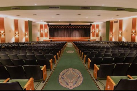 Condo in Pembroke Pines, Florida, 2 bedrooms  № 2068737 - photo 9