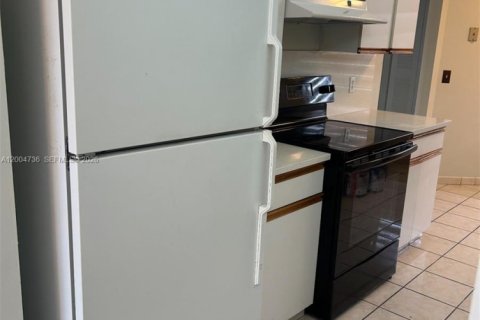 Condo in Pembroke Pines, Florida, 2 bedrooms  № 2068737 - photo 3