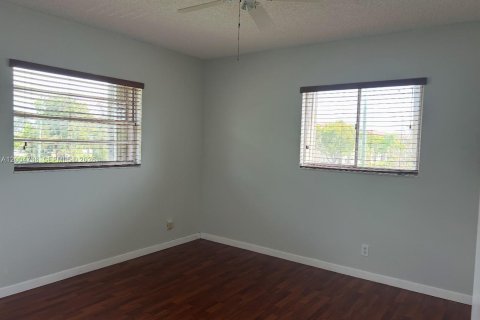 Condo in Pembroke Pines, Florida, 2 bedrooms  № 2068737 - photo 5