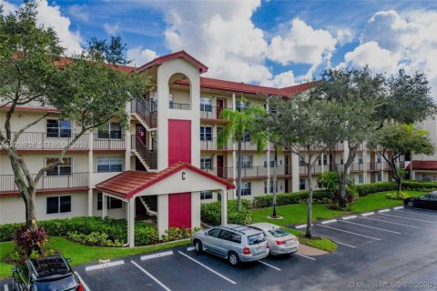 Condo in Pembroke Pines, Florida, 2 bedrooms  № 2068737 - photo 8