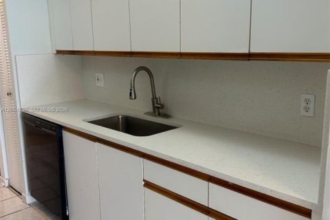 Condo in Pembroke Pines, Florida, 2 bedrooms  № 2068737 - photo 2