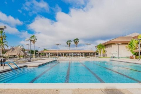 Condo in Pembroke Pines, Florida, 2 bedrooms  № 2068737 - photo 11