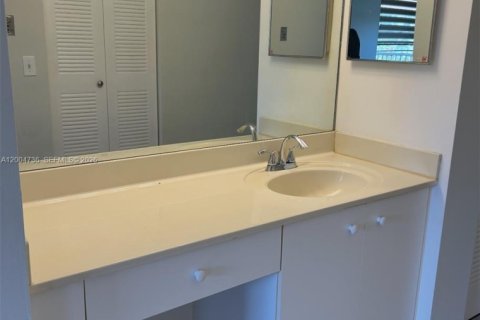 Condo in Pembroke Pines, Florida, 2 bedrooms  № 2068737 - photo 6