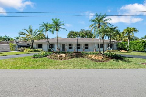 Casa en venta en Pinecrest, Florida, 5 dormitorios, 297.57 m2 № 1936607 - foto 1