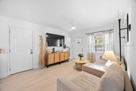 House in Orlando, Florida 3 bedrooms, 89.74 sq.m. № 1869245 - photo 7
