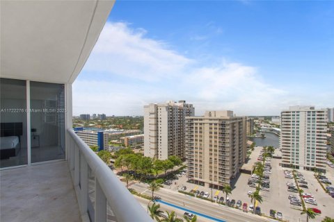 Condo in Hallandale Beach, Florida, 3 bedrooms  № 1473659 - photo 1