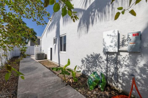 House in Miami, Florida 4 bedrooms, 149.11 sq.m. № 1893177 - photo 23