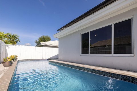 House in Miami, Florida 4 bedrooms, 149.11 sq.m. № 1893177 - photo 12