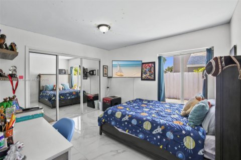 House in Miami, Florida 4 bedrooms, 149.11 sq.m. № 1893177 - photo 16
