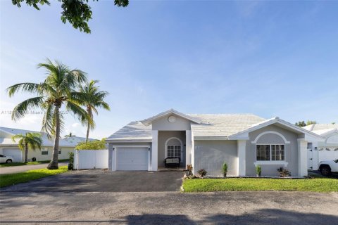 House in Miami, Florida 4 bedrooms, 149.11 sq.m. № 1893177 - photo 1